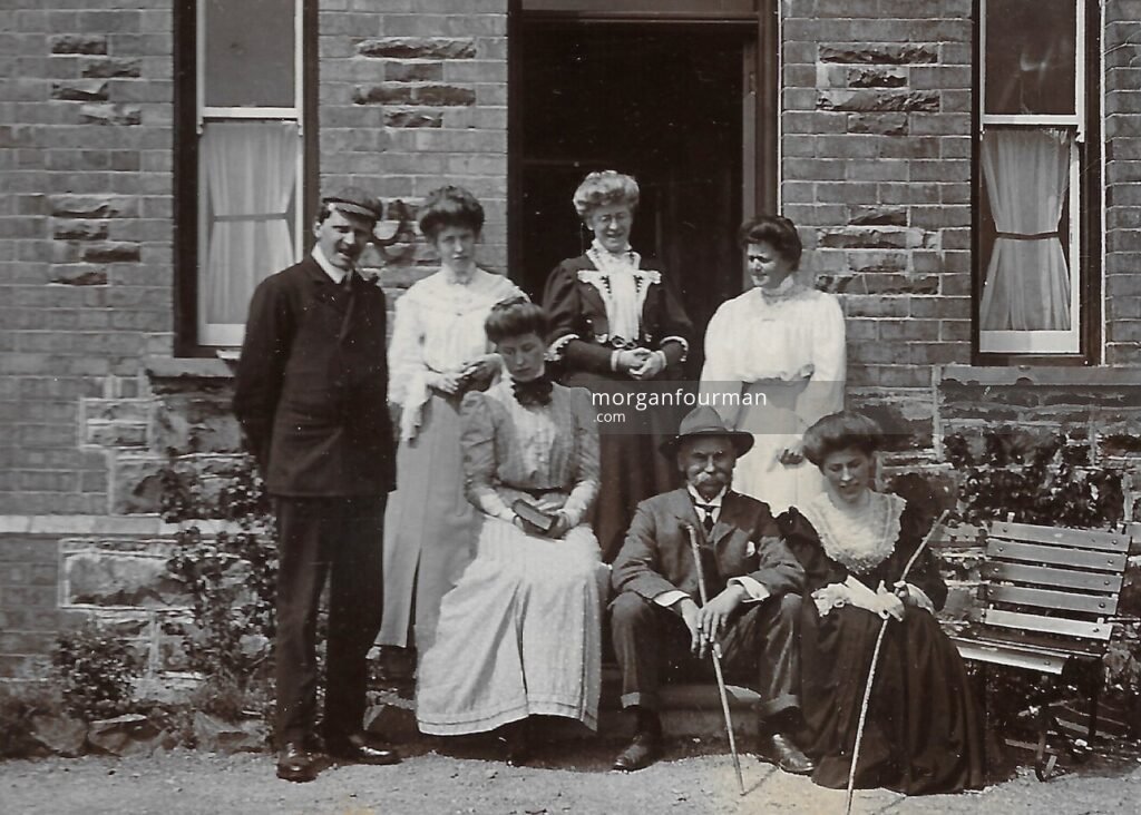 Willie and Daisy Grazebrook (l) with her parents and sisters May and Mary (r), Llanbrynmair, 1905