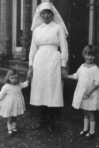 Elizabeth Dekeuwer with Pam and Hazel, 15 Feb 1925