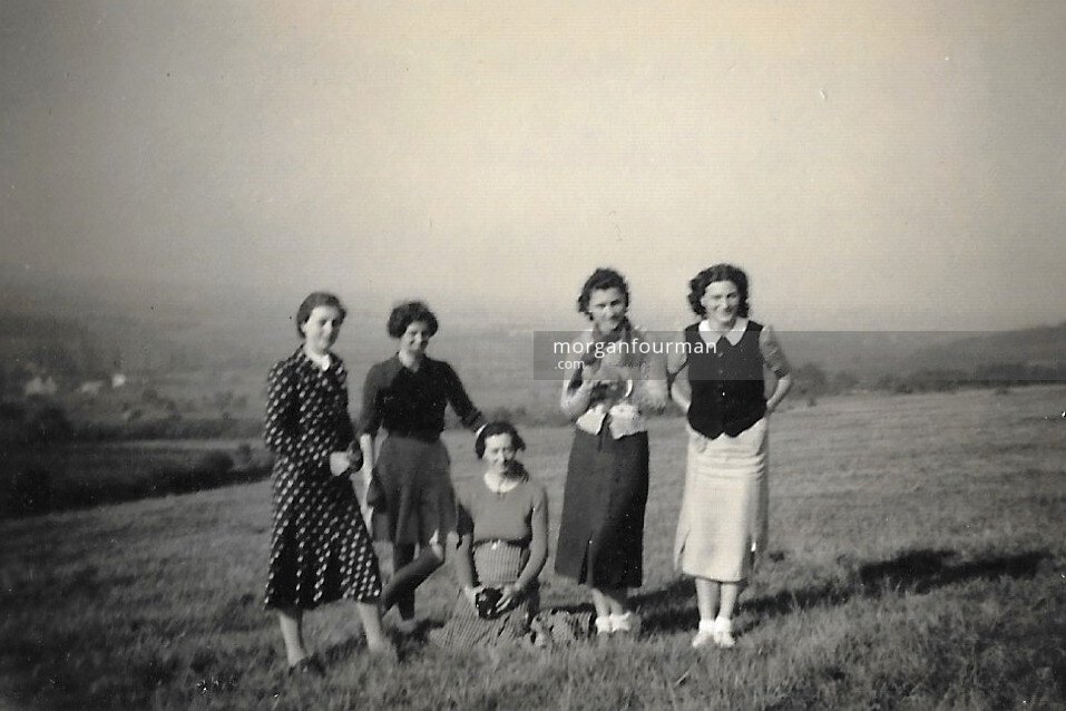 Hélène Cordier (right), picnic in Tournus, 21 Oct 1938