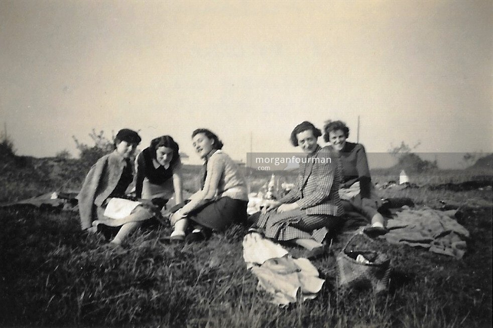 Hélène Cordier (2nd left), picnic in Tournus, 21 Oct 1938